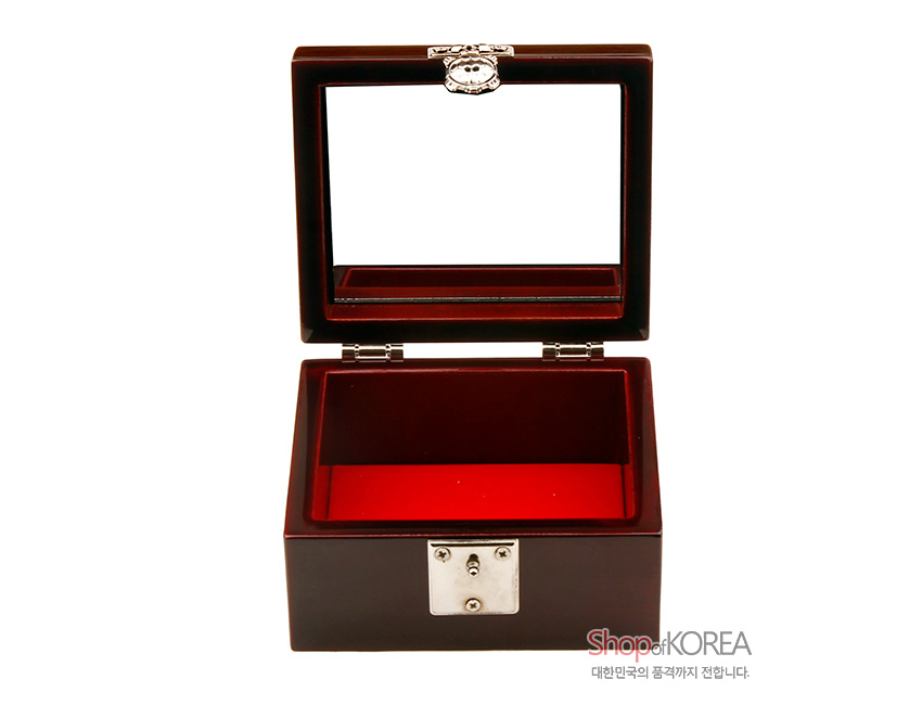 [텍스트: Shop of KOREA 대한민국의 품격까지 전합니다.] 붉은 옻칠 사각 주합 보석함, 내부 선명한 적색 마감과 은색 금속 잠금장치가 어우러진 디자인