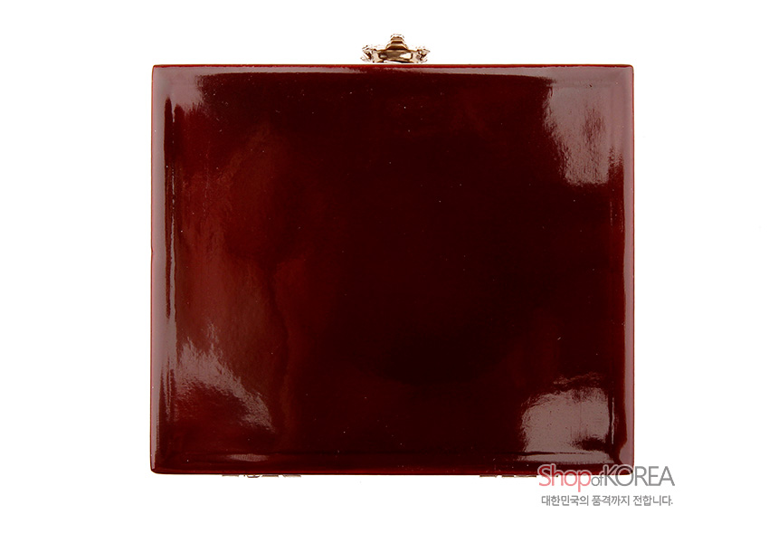 [텍스트: Shop of KOREA 대한민국의 품격까지 전합니다.] 붉은 옻칠로 매끈하게 마감된 사각형 나전주합 보석함 상단과 금속 잠금장식 디테일 강조한 이미지