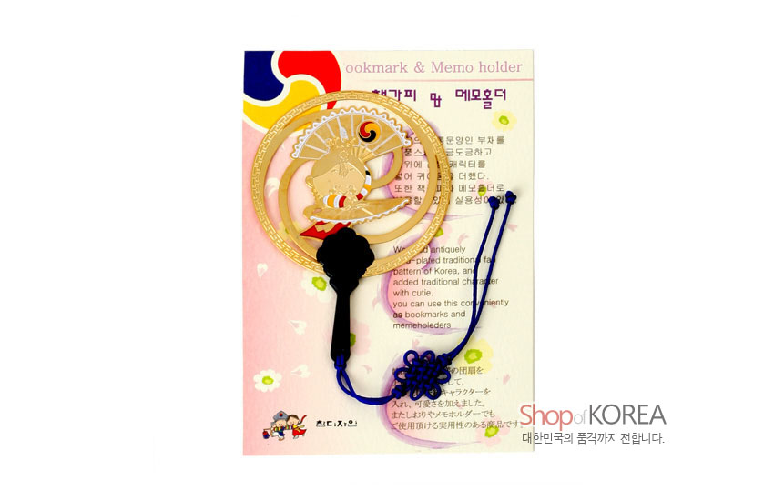 [텍스트: bookmark & Memo holder, Shop of KOREA 대한민국의 품격까지 전합니다.] 금색 금속 원형 틀 속 부채춤 인물 문양과 태극 장식, 청색 전통 매듭끈이 조화를 이룬 책갈피 겸 메모홀더 디자인