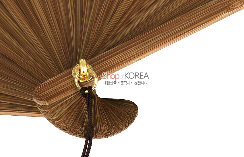 [텍스트: Shop of KOREA 대한민국의 품격까지 전합니다.] 대나무 살을 촘촘히 엮은 오죽선의 디테일, 황금빛 금속 고리와 갈색 매듭끈 장식의 조화 강조한 이미지