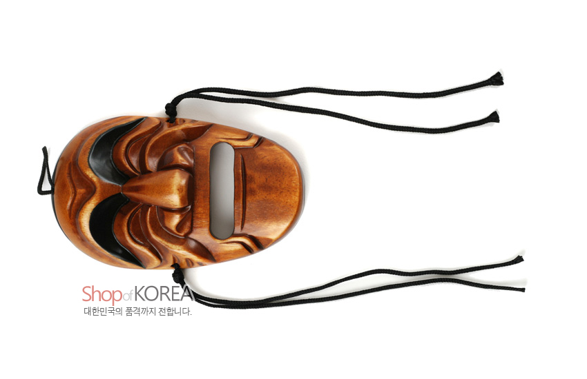 [텍스트: Shop of KOREA 대한민국의 품격까지 전합니다.] 옻칠된 갈색 목재에 흑색 눈썹과 눈 주변을 채색한 하회 양반탈, 깊은 이마와 볼 주름을 부각한 조각 표현