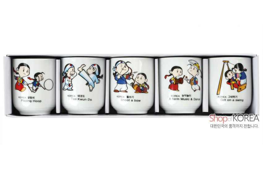 [텍스트: KOREA / 곡예놀이 Playing Hoop / 태권도 Tae Kwun Do / 활쏘기 Shoot a bow / 농악놀이 A farm Music & Dance / 그네뛰기 Get on a swing] 백색 도자 소주잔에 전통놀이를 표현한 컬러 캐릭터 일러스트와 영문 문구 장식 구성