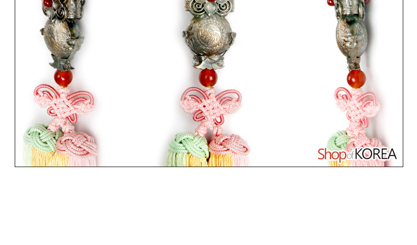 [텍스트: Shop of KOREA] 은으로 정교하게 조각된 투호딸기 장식과 붉은 구슬, 분홍 나비 전통매듭, 오방색 실타래 술이 조화를 이루는 노리개 장식 이미지 설명