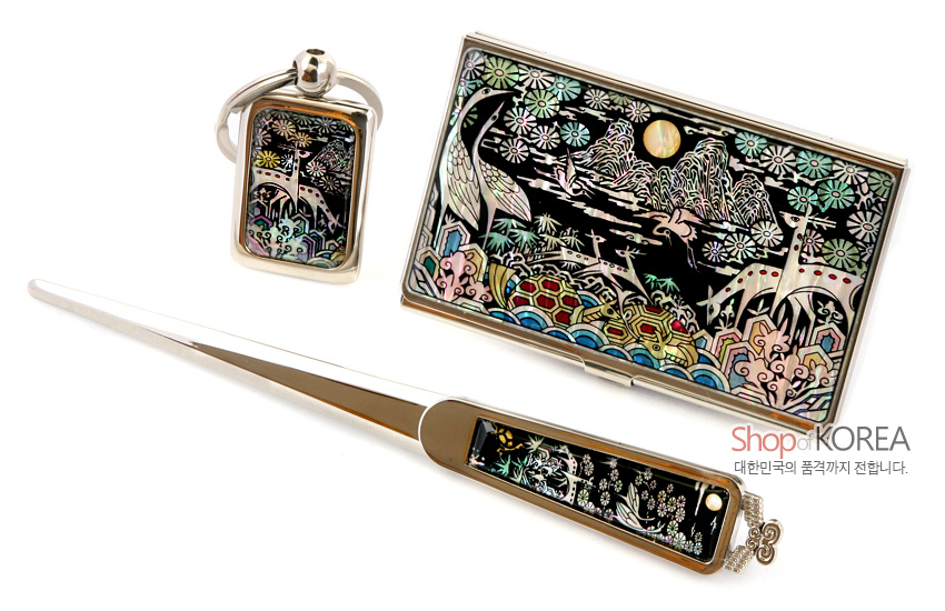 [텍스트: Shop of KOREA 대한민국의 품격까지 전합니다.] 흑색 바탕 위 자개 상감 기법의 십장생·꽃무늬를 넣은 금속 명함케이스·열쇠고리·서찰칼 3종 구성 이미지