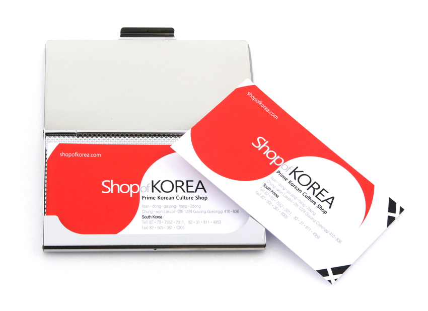 [텍스트: ShopofKOREA Prime Korean Culture Shop] 실버 메탈 재질 명함케이스와 적백 대비 컬러 그래픽 명함 디자인 연출