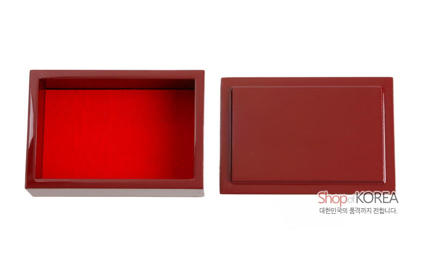 [텍스트: Shop of KOREA 대한민국의 품격까지 전합니다.] 붉은 옻칠 마감의 나무 명함함 본체와 뚜껑, 내부까지 선명한 적색으로 처리된 단색 전통 옻칠 상자 디자인