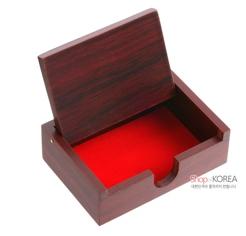 [텍스트: Shop of KOREA 대한민국의 품격까지 전합니다.] 진한 적색 나무 무늬 외관과 내부 붉은 펠트로 마감된 직사각형 자동함 디자인