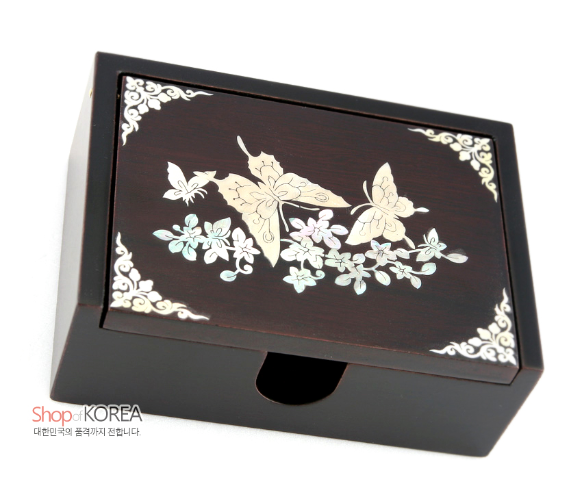 [텍스트: Shop of KOREA 대한민국의 품격까지 전합니다.] 짙은 흑갈색 옻칠 목재 위 자개 상감으로 표현된 나비와 꽃, 모서리 화려한 당초문이 돋보이는 직사각 자동함 모습
