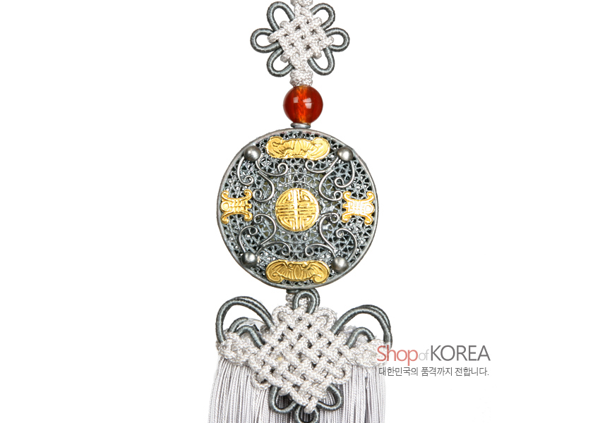 [텍스트: Shop of KOREA 대한민국의 품격까지 전합니다.] 옥 재질 원형 금속 장식에 박쥐와 길상문 금색 상감, 은빛 필리그리 기법, 상·하단 연화 매듭과 회색 그라데이션 술 장식