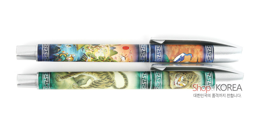 [텍스트: Shop of KOREA 대한민국의 품격까지 전합니다.] 금속 바디에 십장생도와 호랑이 민화를 선명한 색감으로 인쇄한 전통 문양 볼펜 디자인
