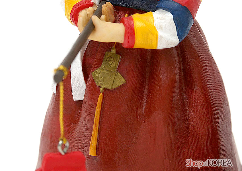 [텍스트: Shop of KOREA] 채색 수지로 표현한 색동 소매 한복 인형의 상반신과 붉은 치마, 금색 전통 문양 장식과 노랑 술 장식 청사초롱 디테일 강조 이미지