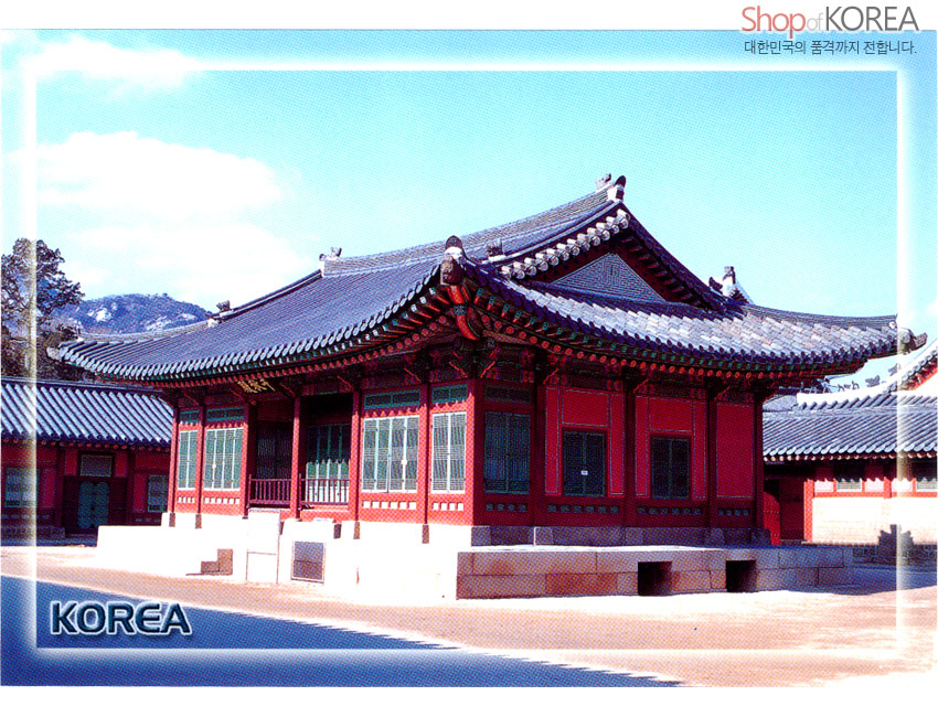 [텍스트: Shop of KOREA, 대한민국의 품격까지 전합니다., KOREA] 전통 단청 장식의 경복궁 목조건물과 청색 기와지붕, 붉은 기둥과 녹색 창호가 대비되는 풍경 엽서 이미지
