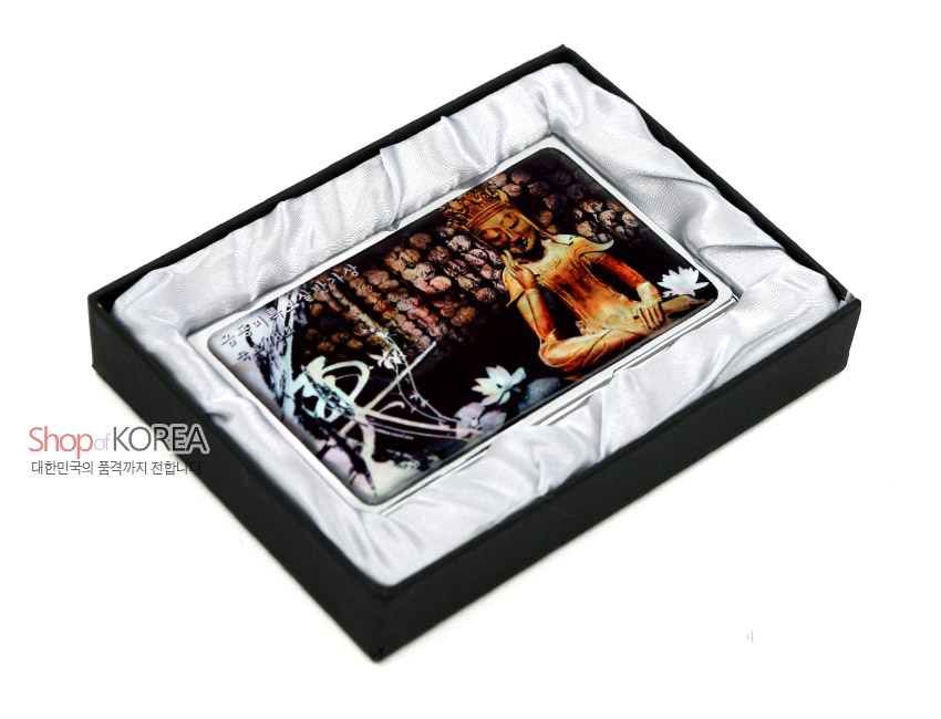 [텍스트: Shop of KOREA 대한민국의 품격까지 전합니다] 금속 소재 위 칠 기법으로 표현된 미륵보살반가상과 연꽃 문양, 흑갈색 배경과 금색 대비가 돋보이는 명함집 이미지