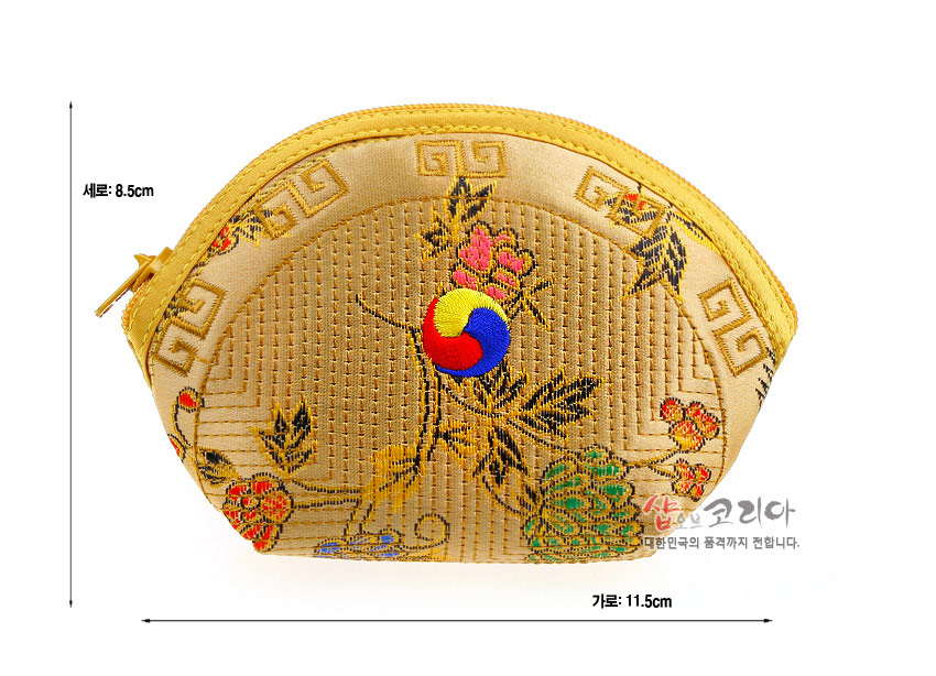 [텍스트: 세로: 8.5cm, 가로: 11.5cm] 금색 비단 누비 소재 반달형 지갑, 태극 문양과 연속문, 꽃과 잎사귀 자수 장식 디자인