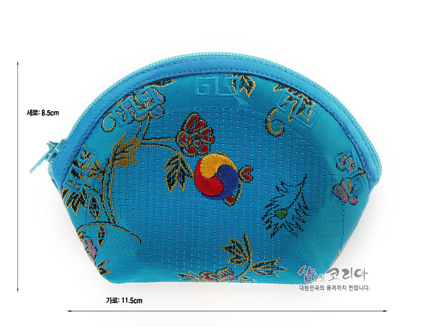 [텍스트: 세로: 8.5cm / 가로: 11.5cm / 샵오브코리아 대한민국의 품격까지 전달합니다.] 청색 비단 누비 바탕에 태극 문양과 꽃·덩굴 자수, 반원형 지퍼 여밈 동전지갑 이미지
