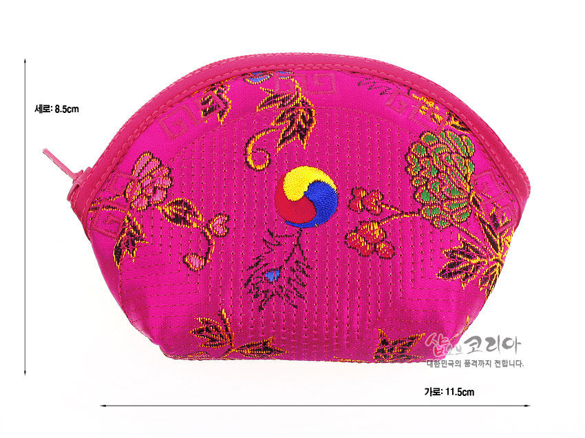 [텍스트: 세로: 8.5cm / 가로: 11.5cm] 진분홍 비단 누비 원단에 태극 문양과 금색 꽃·덩굴 자수를 놓은 반달형 동전 지갑 디자인