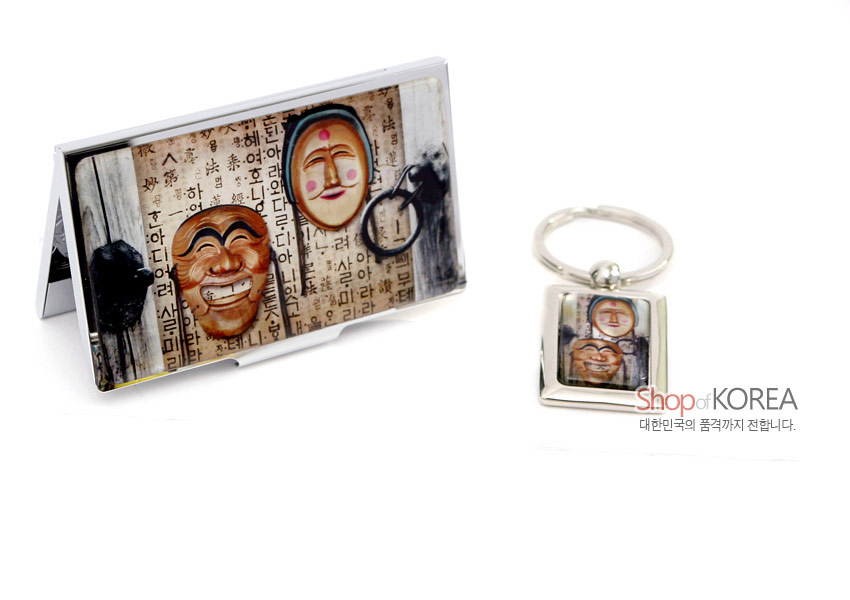 [텍스트: Shop of KOREA 대한민국의 품격까지 전합니다.] 금속 재질 위에 하회탈 2종과 한글 서체를 컬러 인쇄한 명함집과 열쇠고리 세트 이미지 설명
