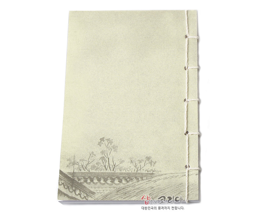 [텍스트: 샵오브코리아 대한민국의 품격까지 전합니다.] 담백한 한지 질감 위에 조선시대 기와지붕과 수목 풍속화가 은은하게 인쇄되고, 측면 노출 실제본으로 마감된 전통 연습장 디자인