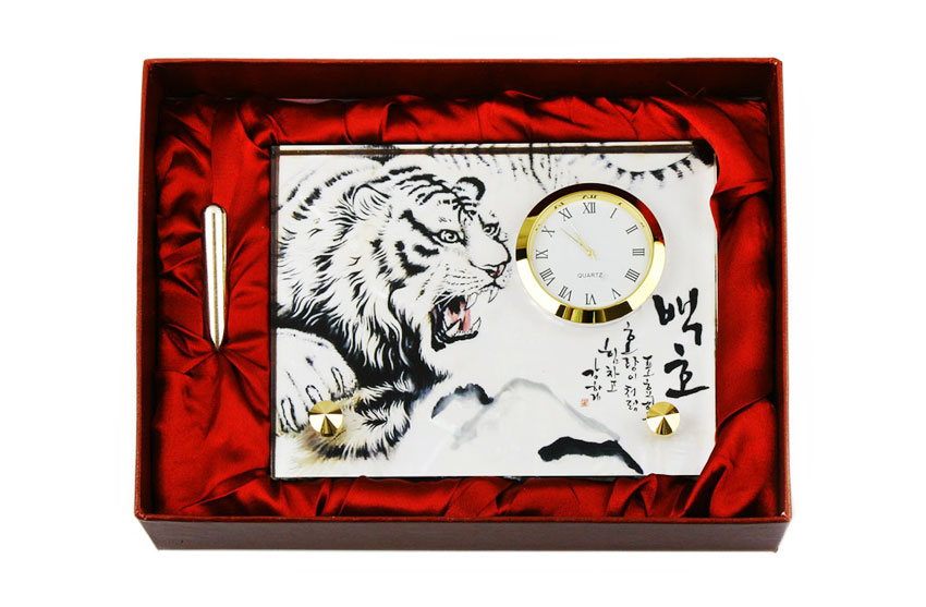 [텍스트: 백호] 수묵 채색 기법으로 표현한 백호와 산수 풍경 위에 금색 테두리 원형 시계를 더한 직사각형 패널형 탁상시계 구성