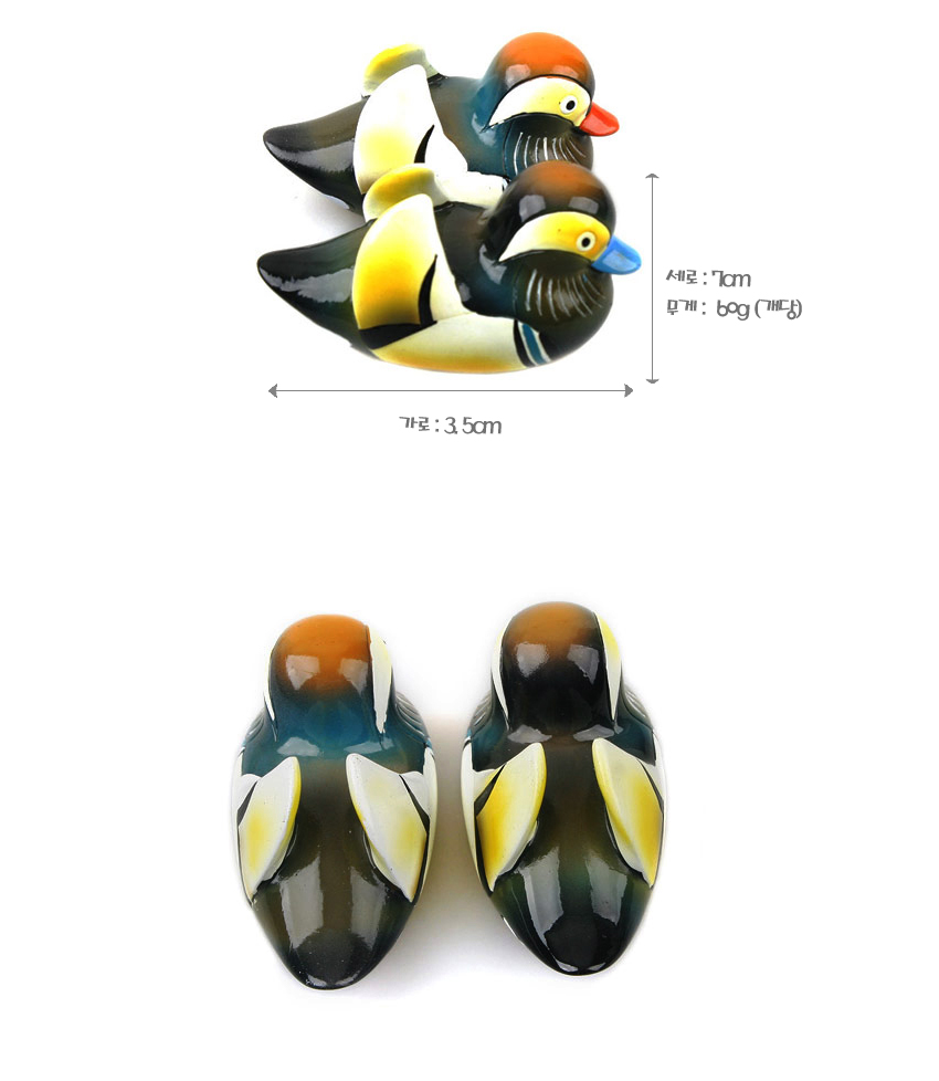 [텍스트: 가로 : 3.5cm, 세로 : 1cm, 무게 : 8g(개당)] 유광 마블 재질에 그라데이션 채색을 더한 원앙 한 쌍 인형, 청·황·주황·흑색 대비와 암수 부리 색 구분이 특징인 공예 장식물