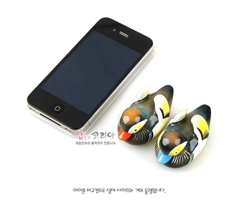 [텍스트: 샵오브코리아 대한민국의 품격까지 전합니다. 아이폰 비교컷으로 실제 사이즈와 거의 동일합니다.] 유광 마블 재질 원앙 한 쌍, 남녀를 구분하는 붉은색·푸른색 부리와 노랑·검정 그러데이션 채색 표현 장식