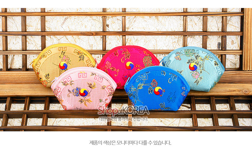 [텍스트: Shop of KOREA, 제품의 색상은 모니터마다 다를 수 있습니다.] 비단 누비 바탕에 금사로 수놓은 꽃과 전통 태극 문양이 조화를 이룬 반달형 동전지갑 다채로운 색상 구성 이미지