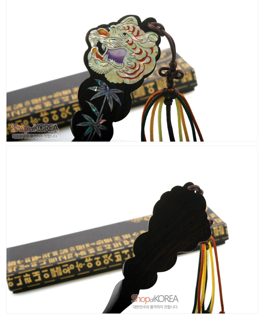 [텍스트: Shop of KOREA 대한민국의 혼과 정까지 전합니다.] 흑단 바탕에 자개 상감으로 호랑이와 대나무 문양을 넣고, 다색 실 매듭 술을 단 전통 다용도 책갈피 겸 편지칼 디자인