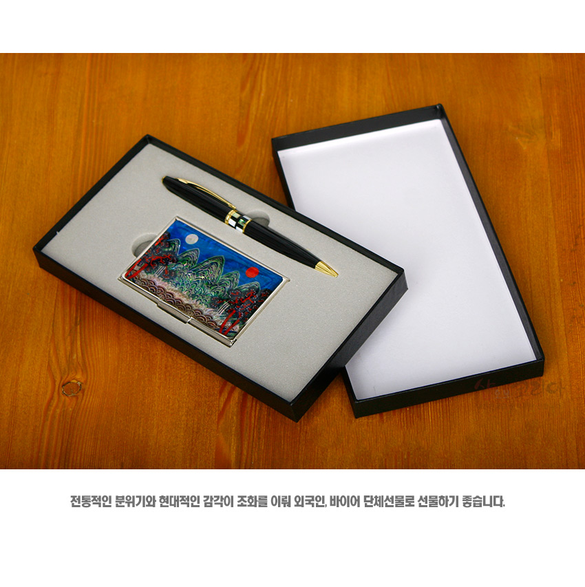 [텍스트: 전통적인 분위기와 현대적인 감각이 조화를 이루어 외국인, 바이어 단체선물로 선물하기 좋습니다.] 자개 상감 일월오봉도 문양 금속 명함케이스와 금장 포인트 흑색 볼펜이 실크 느낌 내부 케이스에 담긴 구성