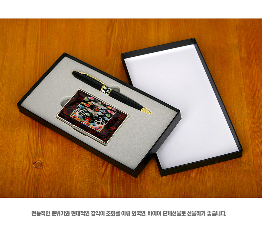 [텍스트: 전통적인 분위기와 현대적인 감각이 조화를 이뤄 외국인, 바이어 단체선물로 선물하기 좋습니다.] 자개 상감 기법의 흉배 문양 명함케이스와 금장 장식 검은 볼펜이 조합된 2종 세트 이미지