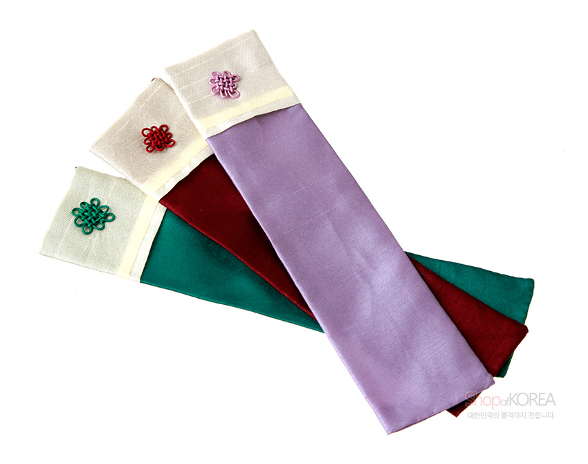 [텍스트: Shop of KOREA 대한민국의 품격까지 전합니다.] 비단 소재로 제작된 부채 주머니, 상단 배색 마감과 국화매듭 장식이 포인트인 전통 공예 디자인