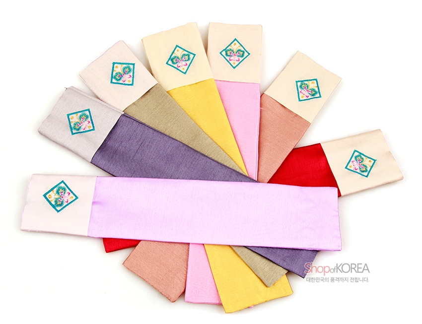 [텍스트: ShopofKOREA 대한민국의 품격까지 전합니다] 비단 재질 오색 부채주머니, 상단 아이보리 배색 위 나비 자수 기하학 문양 장식 디자인