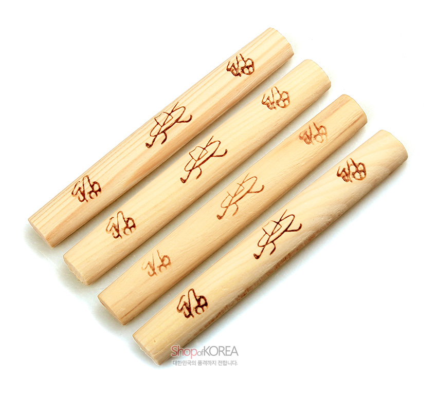 [텍스트: ShopofKOREA 대한민국의 품격까지 전합니다.] 밝은 원목 윷가락 표면에 전통 한글 불문자 문양을 음각과 갈색 각인으로 새긴 전통 윷놀이 구성