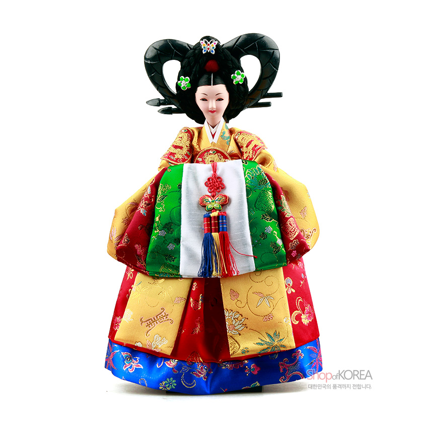 [텍스트: shopofKOREA 대한민국의 품격까지 전합니다.] 화려한 비단으로 제작된 황후 한복 인형, 봉황·꽃·박쥐 등 금사 자수와 오색 술 매듭 노리개, 흑색 가체와 화관 장식이 돋보이는 전통 공예 인형
