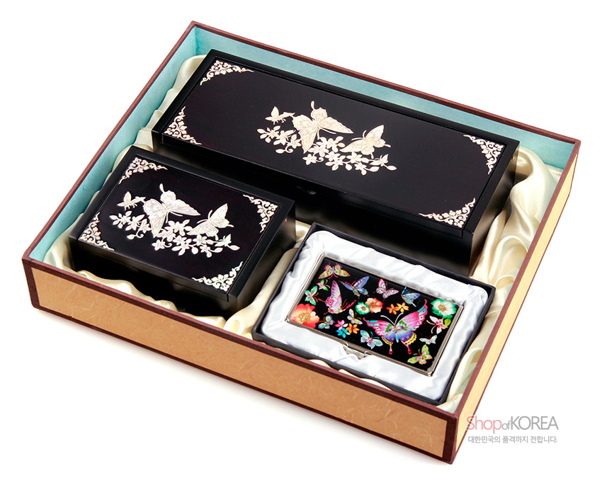 [텍스트: shopofKOREA 대한민국의 품격까지 전합니다.] 흑색 옻칠 목재 위 자개 상감으로 나비와 꽃 문양을 표현한 직사각 자동함 3종 구성 이미지