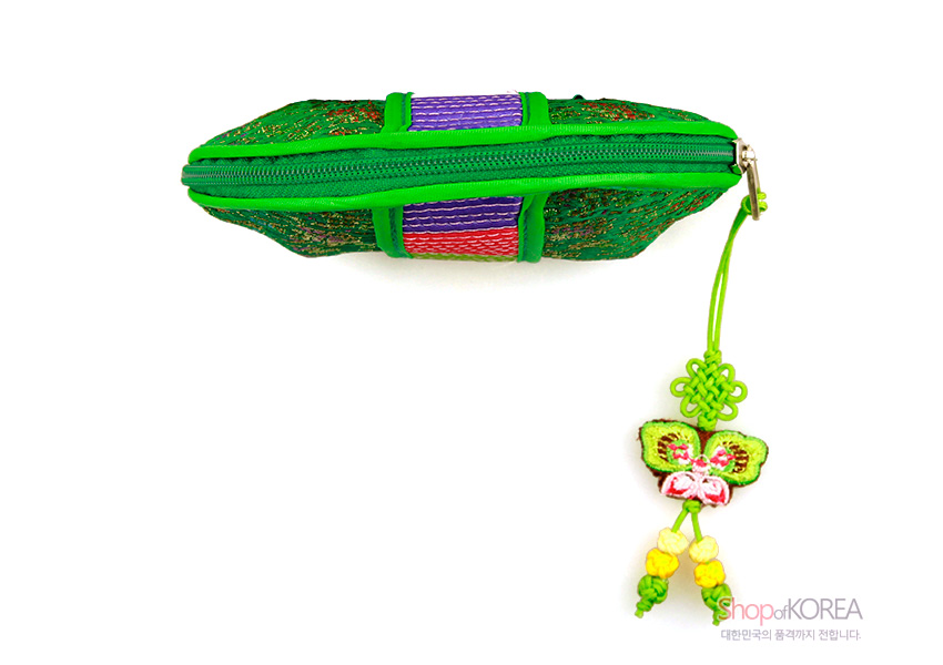 [텍스트: shopofKOREA 대한민국의 품격까지 전달합니다.] 녹색 누비 비단에 금색 꽃문양과 보라·분홍 색동띠 장식, 나비 자수와 노리개 매듭 장식 동전지갑 모습