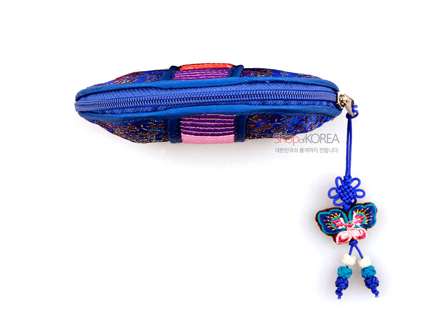 [텍스트: Shop of KOREA 대한민국의 품격까지 전합니다.] 감색 비단 바탕에 금색 전통 문양, 중앙 색동 누비 장식과 지퍼 여밈, 나비 수와 매듭 장식이 달린 동전지갑 모습