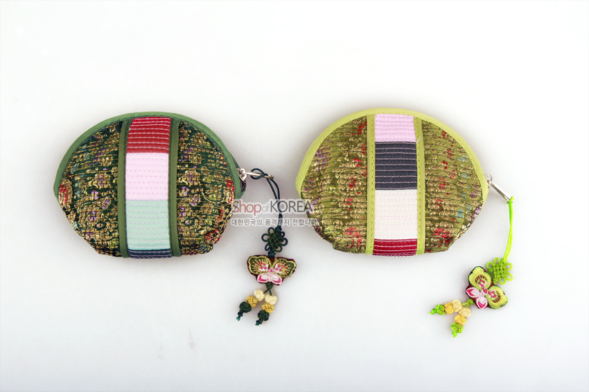 [텍스트: shop of KOREA 대한민국의 품격까지 전달합니다] 녹색 계열 누비 비단에 금색 꽃무늬와 중앙 색동띠 장식, 나비 모양 전통 매듭 장식이 달린 반월형 동전지갑 두 점 이미지 설명