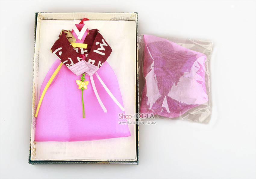 [텍스트: Shop of KOREA 대한민국의 문화를 전합니다.] 분홍 비단 치마와 와인색 글자 문양 저고리로 구성된 한복 형상 향주머니와 분홍색 보자기 세트 이미지 설명