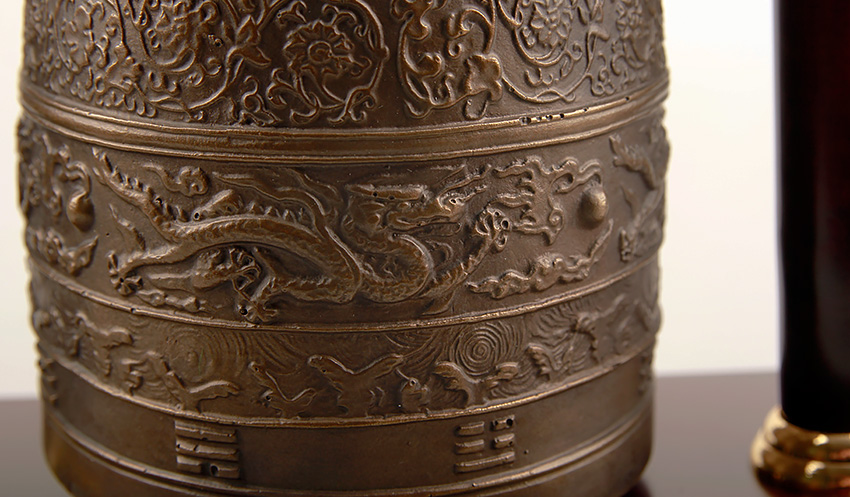 고급 해인사종-대(大) 금속 재질 범종 모형에 용무늬와 구름, 연화문 등 세밀한 양각 장식이 둘레를 채운 전통 종 장식 디테일 표현