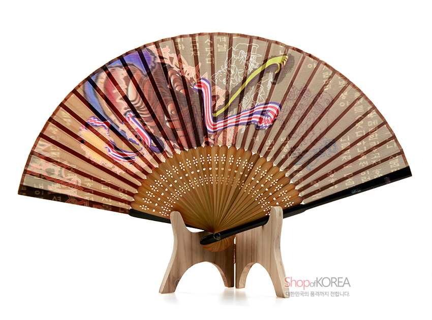 [텍스트: Shop of KOREA 대한민국의 품격까지 전합니다.] 대나무 살과 종이 부채살 구조 위 하회탈과 탈춤 인물, 한글 문양, 갈색 그라데이션과 선명한 다색 선묘가 조화를 이룬 전통 부채 이미지
