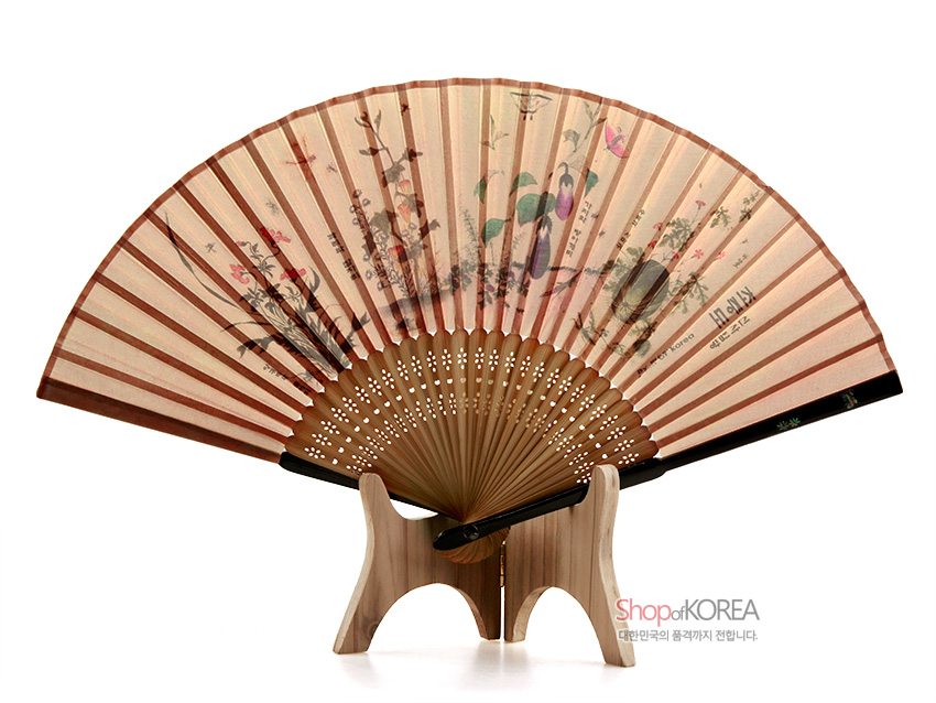 [텍스트: Shop of KOREA, 대한민국의 품격까지 전합니다] 대나무 살에 섬세한 투각 기법을 더하고, 비단 느낌 종이에 초충도 민화와 한자 서예가 담긴 전통 접이부채 디자인