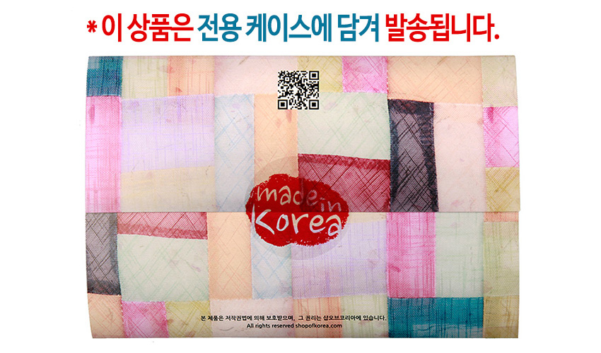 [텍스트: * 이 상품은 전용 케이스에 담겨 발송됩니다. / made in Korea] 색동 패치워크 느낌의 직사각 전용 케이스, 다양한 파스텔톤 누빔 질감과 중앙 붉은 원형 로고 디자인