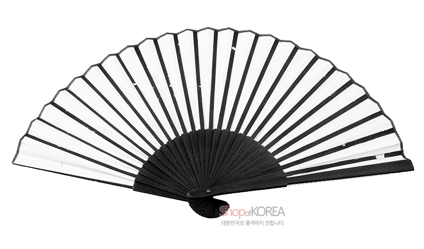 [텍스트: Shop of KOREA 대한민국의 품격까지 전합니다.] 검정 대나무살과 흰 종이로 구성된 접선, 균일한 간격의 살과 단색 대비가 돋보이는 간결한 디자인의 전통 부채 표현