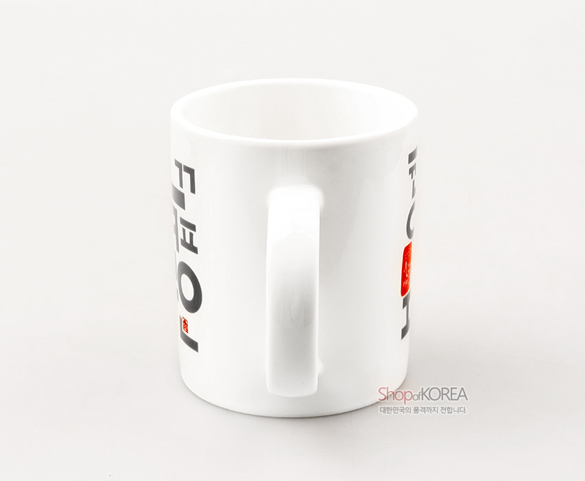 [텍스트: ShopofKOREA 대한민국의 품격까지 전합니다.] 백색 도자 재질, 회색 한글 자모와 붉은 인장 문양이 배치된 직선형 머그컵 디자인