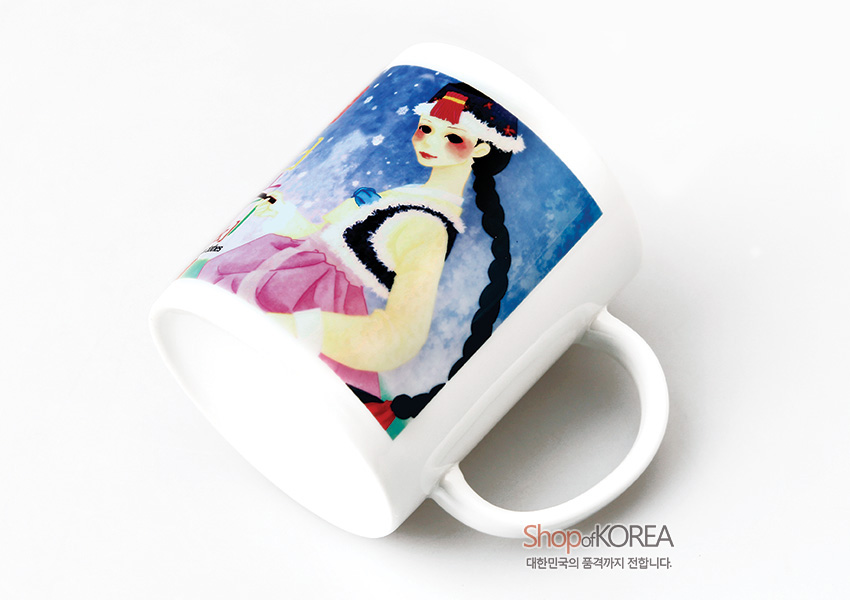 [텍스트: Shop of KOREA 대한민국의 품격까지 전합니다.] 한복 차림 소녀와 청사초롱 일러스트가 파랑·분홍 대비 색감으로 인쇄된 도자기 머그컵 디자인