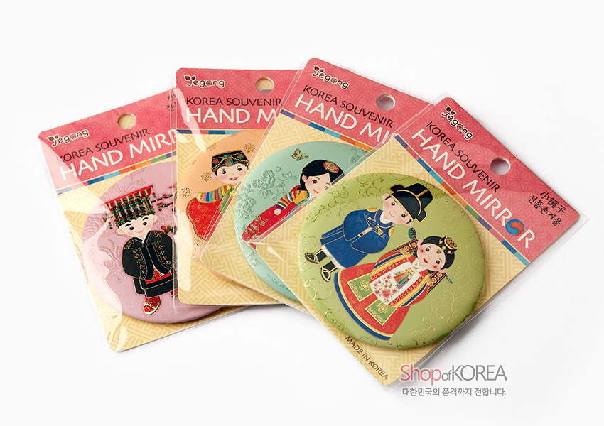 [텍스트: Jegong, KOREA SOUVENIR HAND MIRROR, MADE IN KOREA] 파스텔톤 배경 위 전통 예복 인물 일러스트가 금속 원형 거울 표면을 장식한 디자인, 섬세한 금빛 선묘와 단아한 전통 문양 조화 이미지