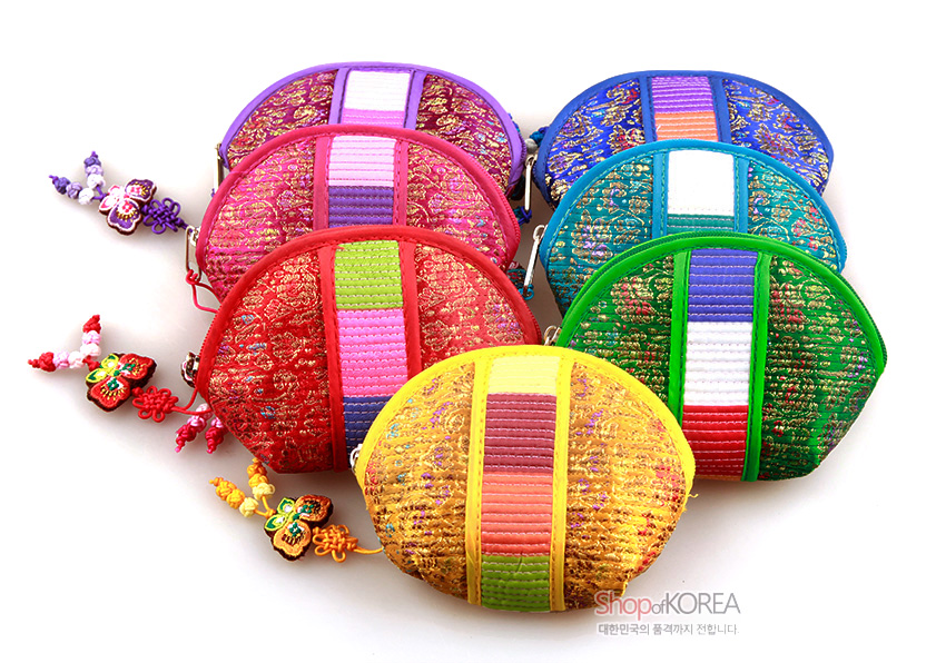 [텍스트: Shop of KOREA 대한민국의 품격까지 전합니다.] 색동 누비 장식과 금색 꽃문양 비단으로 제작된 반달형 동전지갑, 나비 매듭 술 장식 구성