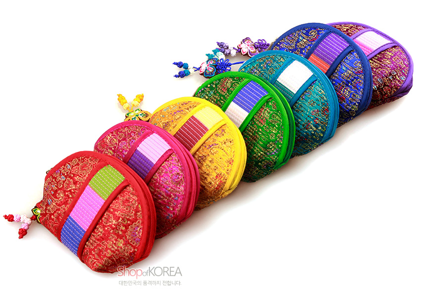 [텍스트: ShopofKOREA 대한민국의 품격까지 전합니다] 비단 누비 위 금색 꽃문양과 색동띠 장식이 들어간 반원형 동전지갑, 매듭술 포인트의 다채로운 색상 구성