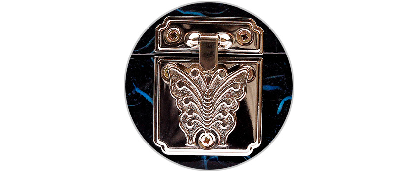 은은한 청색 자개가 비치는 흑색 옻칠 바탕 위, 나비 문양이 정교하게 양각된 금속 잠금장식 디테일 강조 이미지