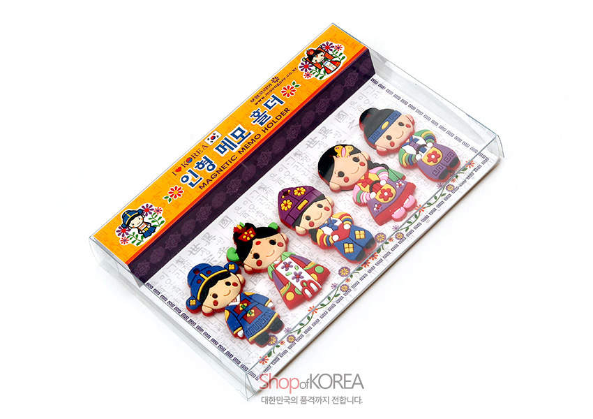 [텍스트: KOREA 인형 메모 홀더 MAGNETIC MEMO HOLDER Shop of KOREA 대한민국의 품격까지 전달합니다.] 한복 차림 신랑신부와 전통복 인형 5종, 원색 계열 색채와 단순화된 문양이 돋보이는 자석 메모홀더 세트 이미지 설명